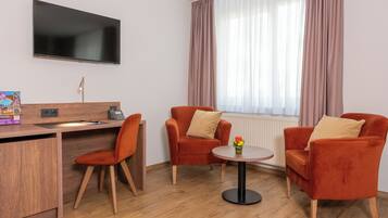 Superior tweepersoonskamer | Een minibar, een kluis op de kamer, een bureau