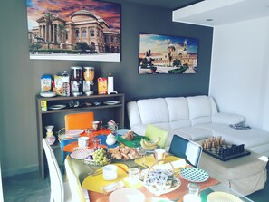 Tägliches inbegriffenes einheimisches Frühstück