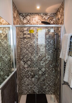 Deluxe Room (Crystal) | Bathroom | Shower, free toiletries, hair dryer, bidet - Mongibello B&B (Palermo)