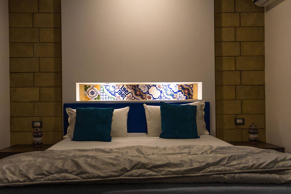 Habitación Deluxe, balcón (Coral) | Ropa de cama de alta calidad y tabla de planchar con plancha