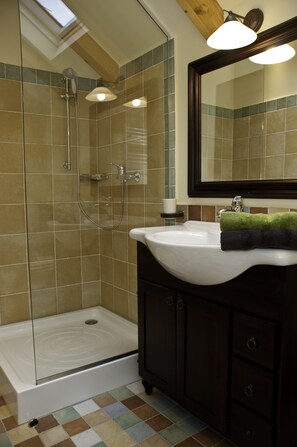 Family Apartment, 1 Bedroom | Bathroom | Shower, free toiletries, hair dryer, slippers - Arina Apartments (Brasov)