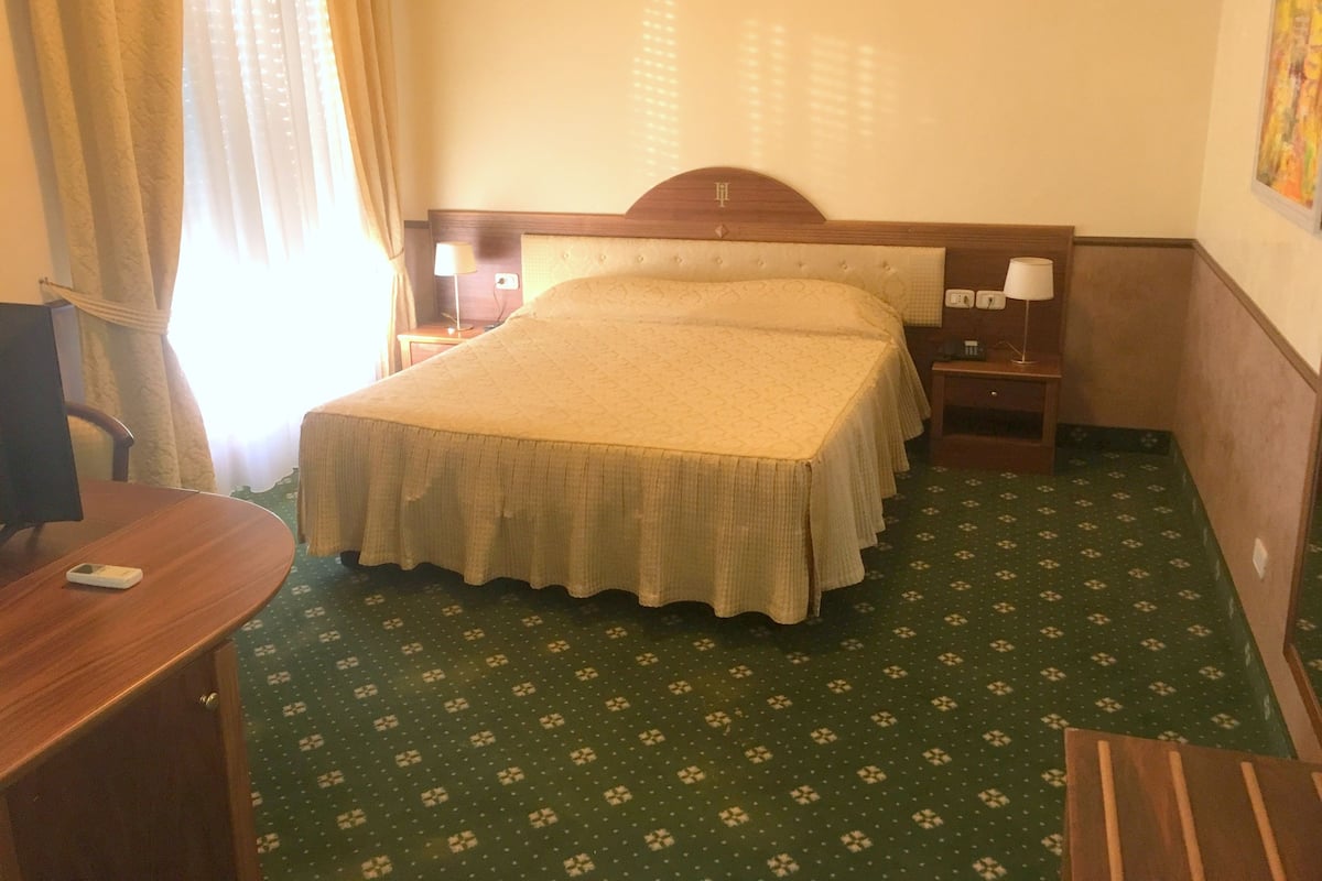 Junior suite | Luxe beddengoed, een minibar, een kluis op de kamer, een bureau
