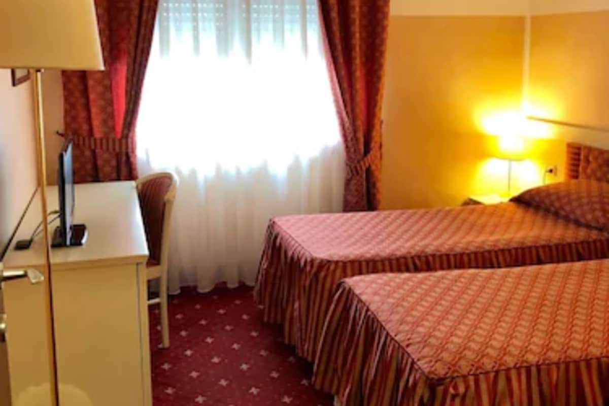 Klassieke Twin kamer | Luxe beddengoed, een minibar, een kluis op de kamer, een bureau