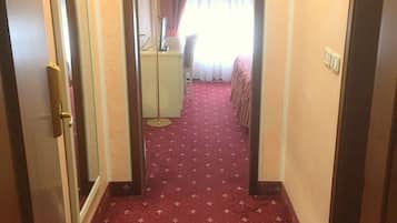 Hochwertige Bettwaren, Minibar, Zimmersafe, Schreibtisch