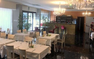 Aperto a pranzo e cena, cucina locale e internazionale