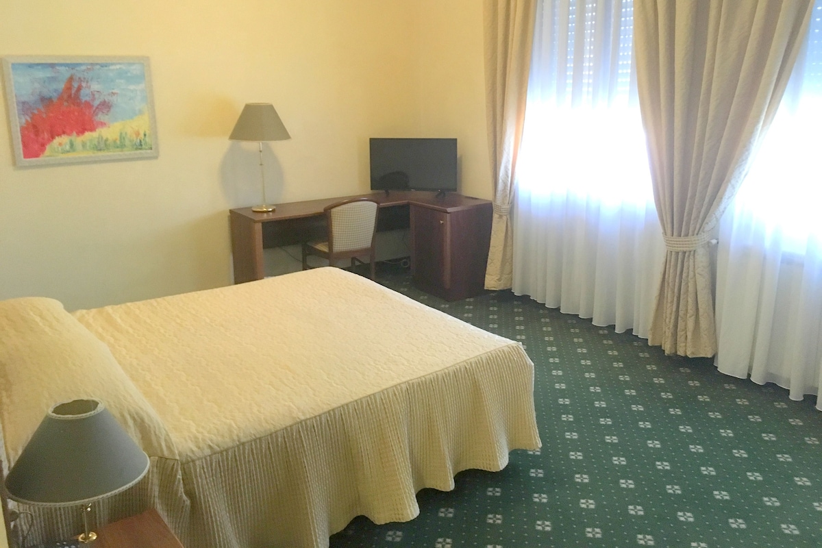 Ropa de cama de alta calidad y minibar 