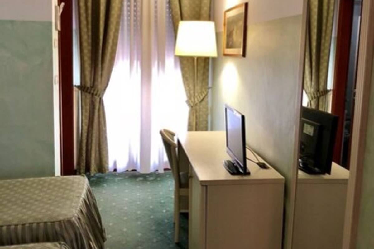 Sengetøy av topp kvalitet, minibar, safe på rommet og skrivebord