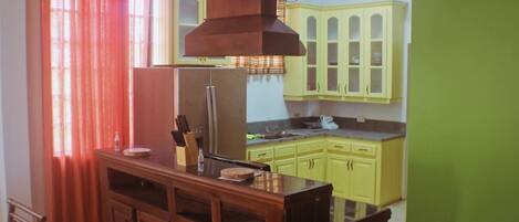 House (3 Bedrooms / 3 queen beds) | Private kitchen