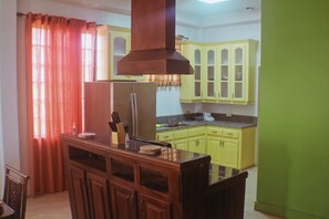 House (3 Bedrooms / 3 queen beds) | Private kitchen | Full-size fridge, microwave - Emani´s House (Georgetown)