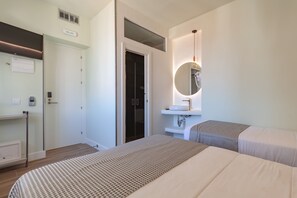 Triple Room | In-room safe, soundproofing, free WiFi, bed sheets - Hostal Charlotte (Madrid)