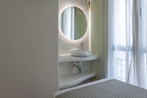Habitación con 2 camas individuales | Caja fuerte, sistema de insonorización, wifi gratis y ropa de cama