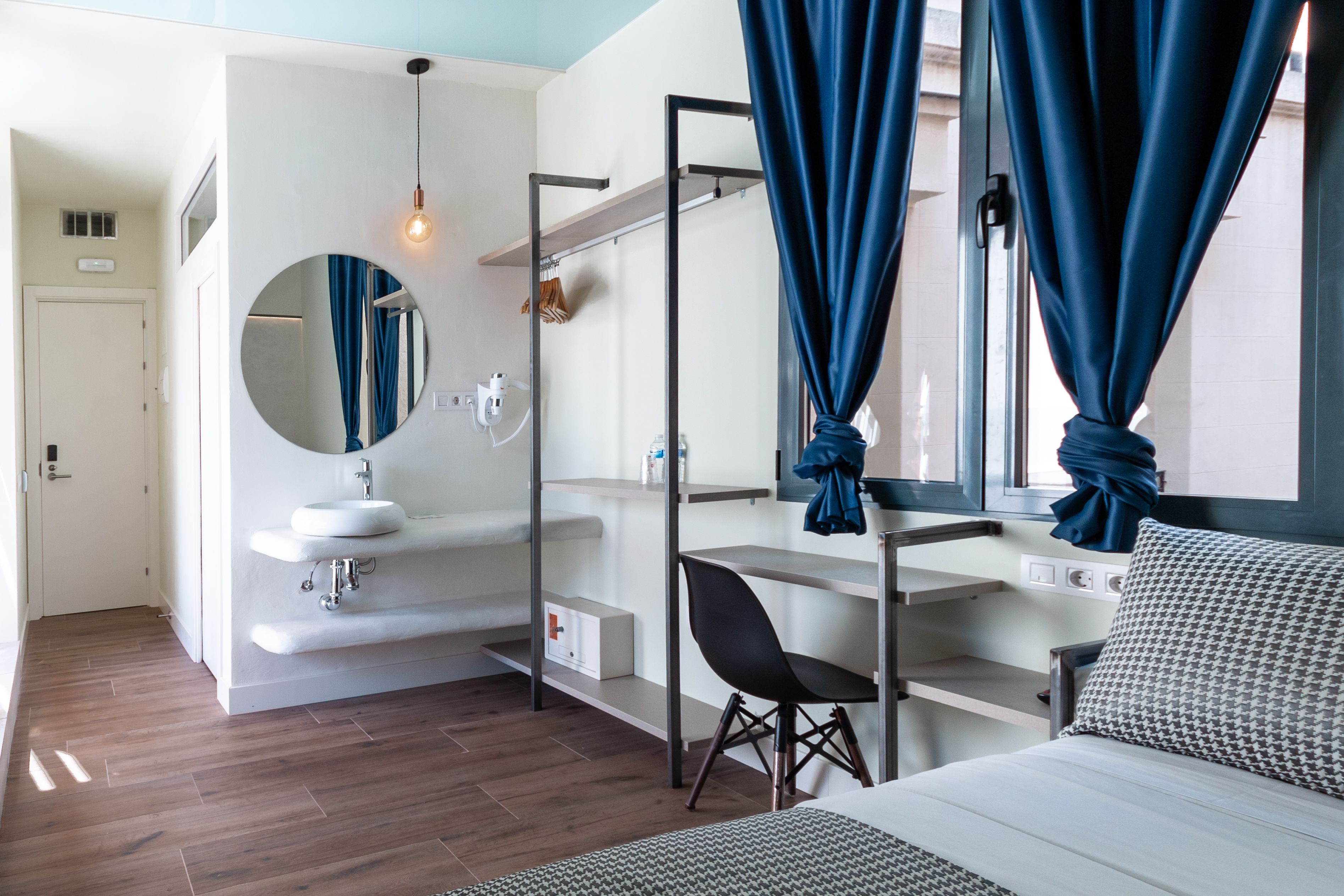 Phòng đôi, hiên, quang cảnh thành phố | Két bảo mật tại phòng, phòng cách âm 