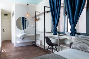 Tweepersoonskamer, terras, uitzicht op de stad | Een kluis op de kamer, geluiddichte muren, gratis wifi, beddengoed