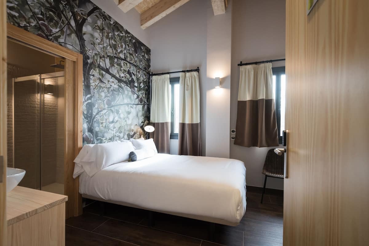 in-room safe, individually decorated, desk, laptop workspace