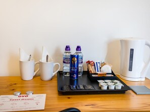 Escritorio, wifi gratis y ropa de cama