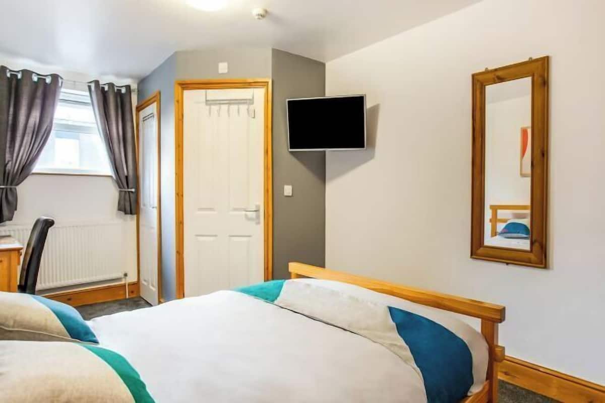 Desk, WiFi (free), bed sheets