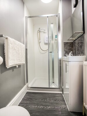 Chuveiro, produtos de toalete grátis, toalhas de banho, sabonete