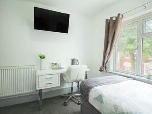 Escriptori, wifi gratuïta i roba de llit 