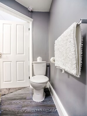 Dusche, kostenlose Toilettenartikel, Handtücher, Seife