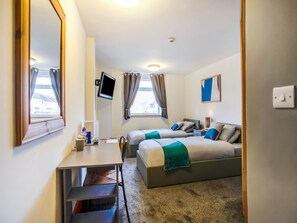 Escritorio, wifi gratis y ropa de cama