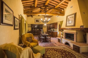 71-cm flat-screen TV with satellite channels, Netflix, first-run films