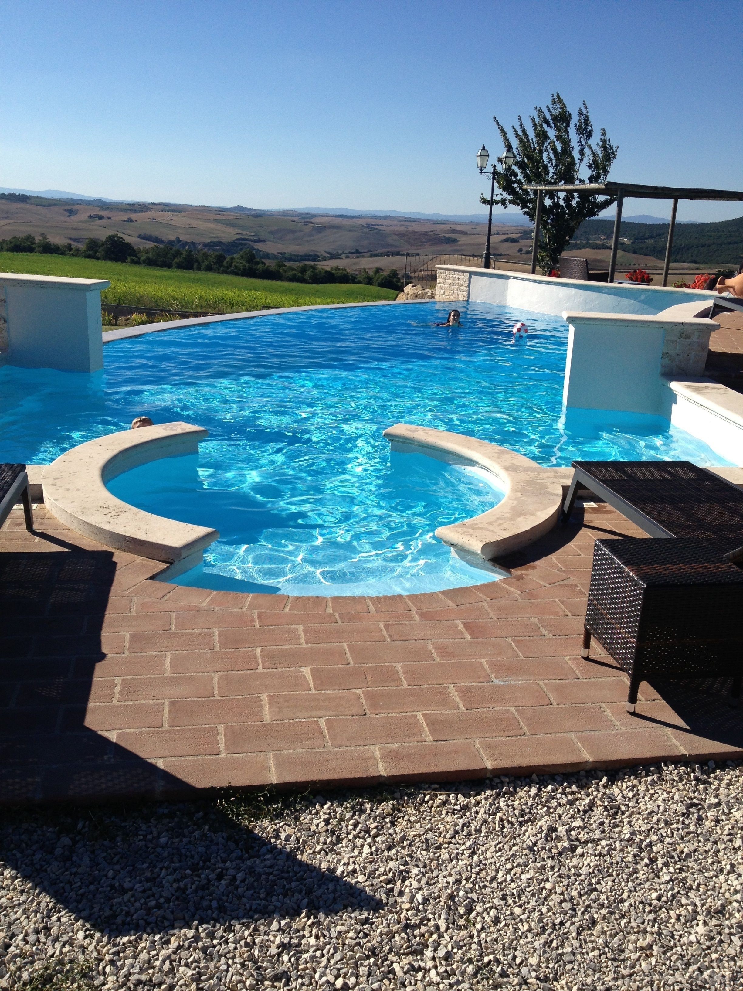 Una piscina con vistas al campo.