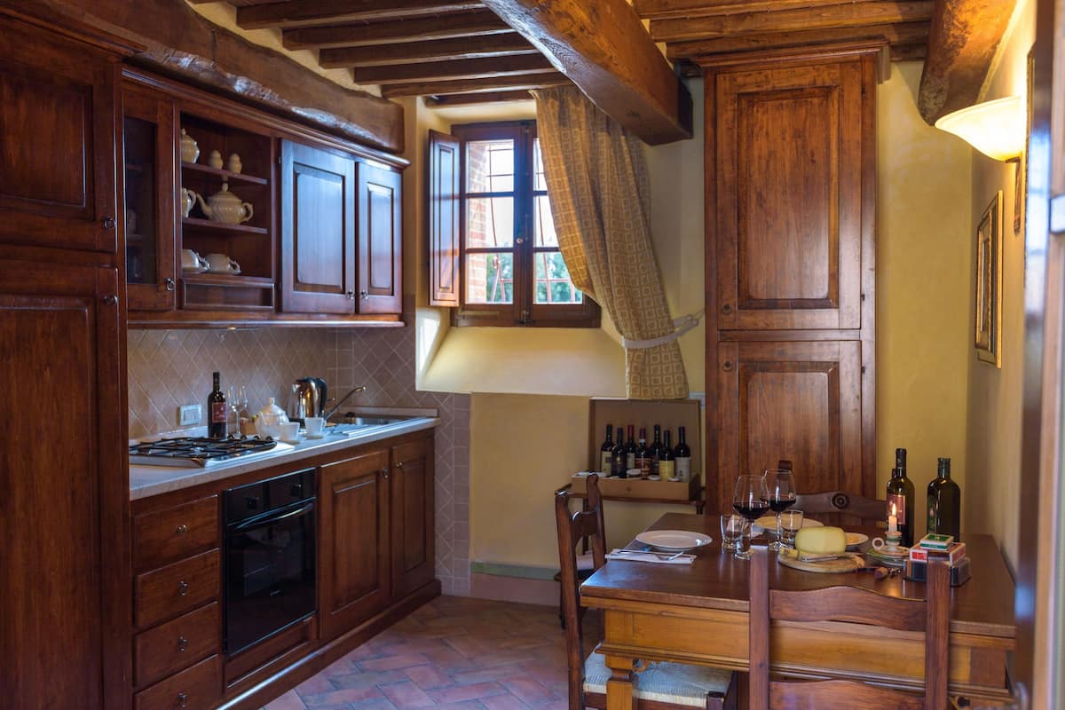 dishwasher, coffee/tea maker, electric kettle, cookware/dishes/utensils