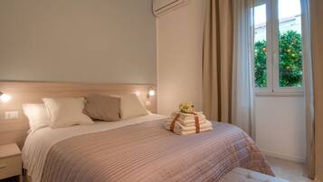 Premium bedding, minibar, desk, soundproofing