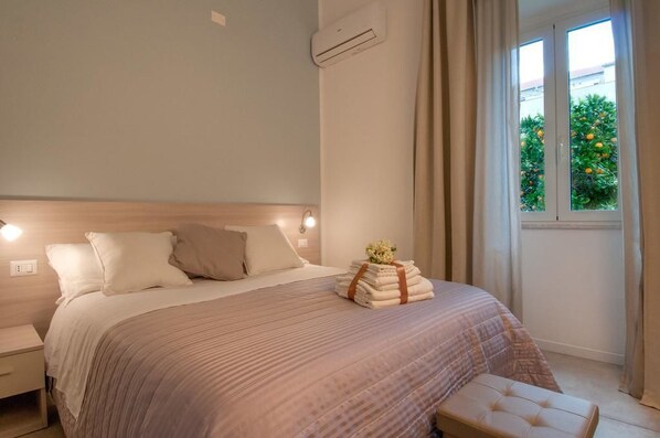 高級寝具、ミニバー、デスク、防音設備