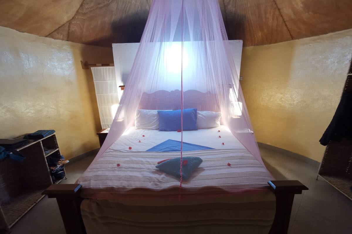 Superior Double Room, 1 King Bed, Pool View | Iron/ironing board (on request), WiFi (free), bed sheets
