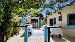 Serveert ontbijt, lunch, diner, lokale en internationale gerechten 