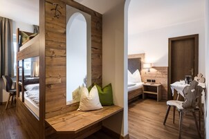 Hypo-allergenic bedding, in-room safe, desk, free WiFi