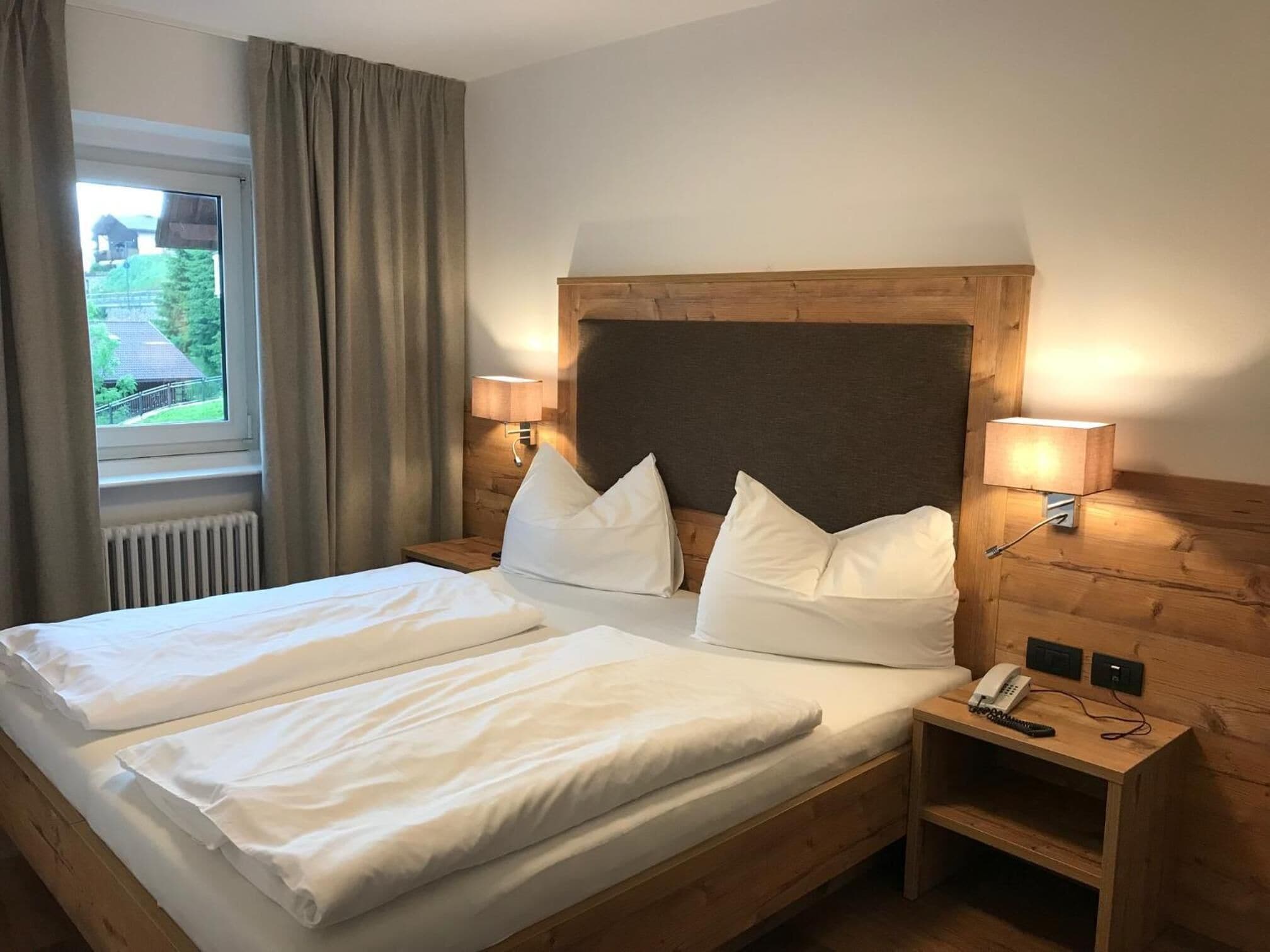 Hypo-allergenic bedding, in-room safe, desk, free WiFi