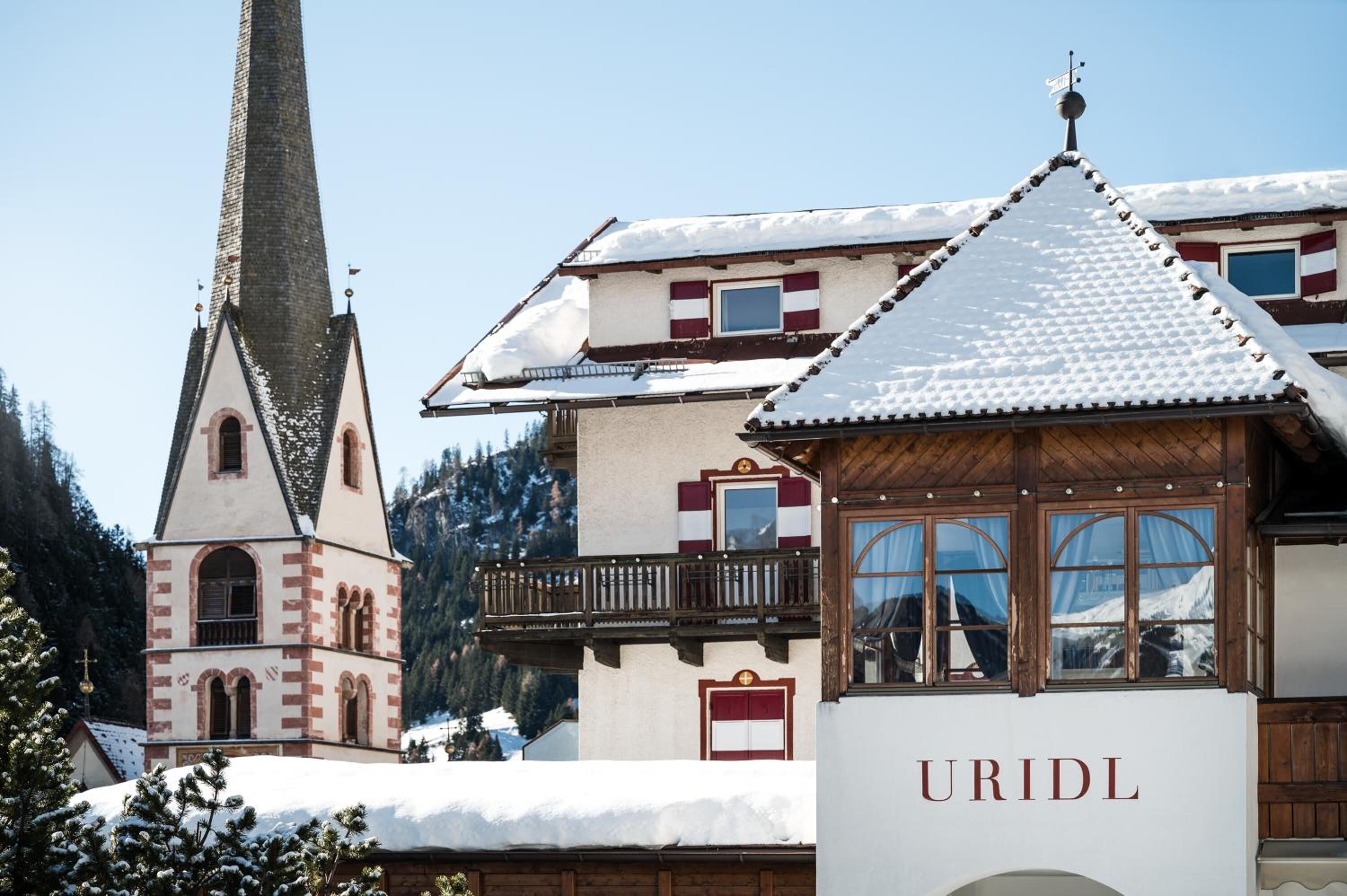 Un edificio tradicional con una torre destacada y un letrero que dice "URIDL".