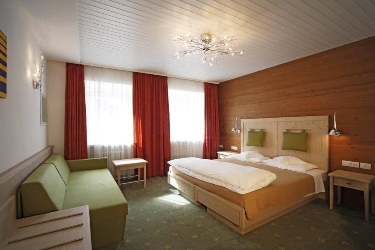 Superior kamer, 1 twee- of 2 eenpersoonsbedden | Hypoallergeen beddengoed, een kluis op de kamer, een bureau, gratis wifi