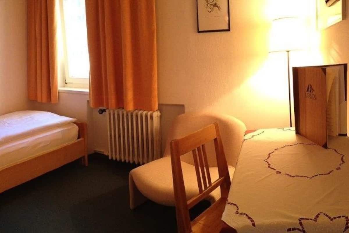 Hypo-allergenic bedding, in-room safe, desk, free WiFi