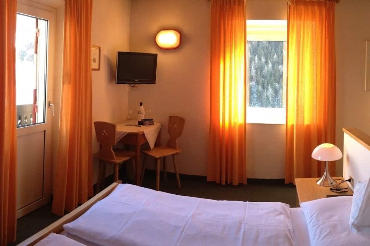 Comfort Double Room, Balcony | Hypo-allergenic bedding, in-room safe, desk, free WiFi