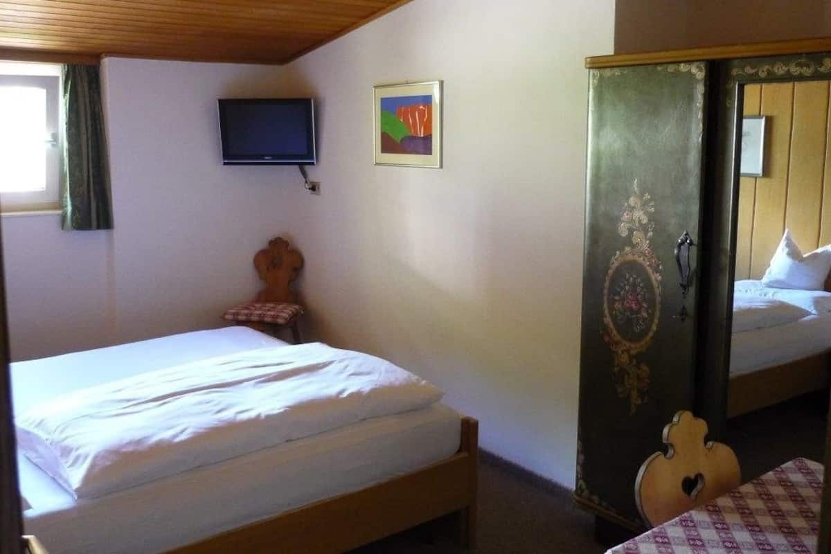 Hypo-allergenic bedding, in-room safe, desk, free WiFi