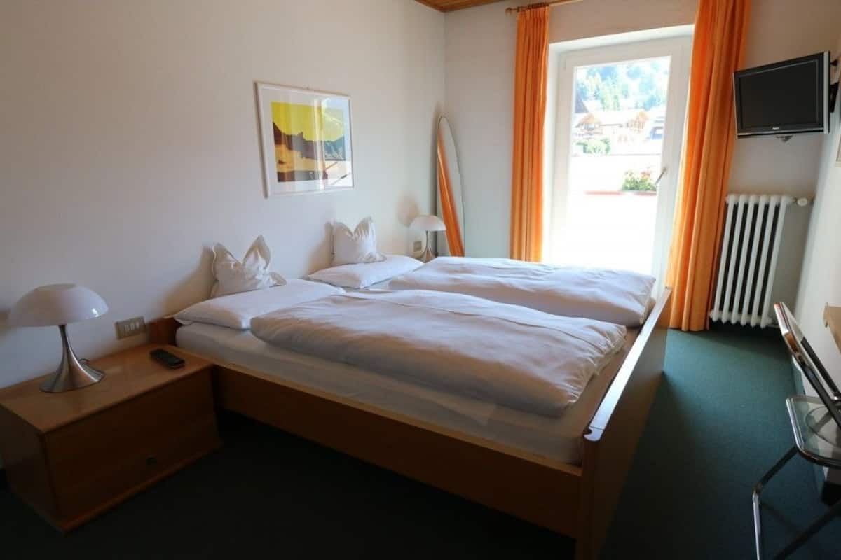Familie vierpersoonskamer | Hypoallergeen beddengoed, een kluis op de kamer, een bureau, gratis wifi