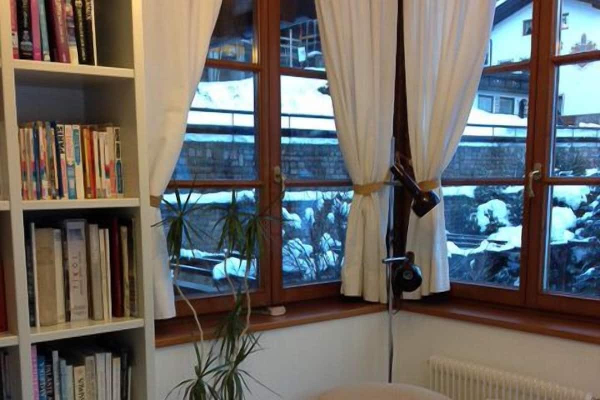 Suite (Turm) | Hypo-allergenic bedding, in-room safe, desk, free WiFi