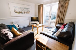 Departamento Confort, 1 habitación | Área de sala de estar | Televisión de pantalla plana 