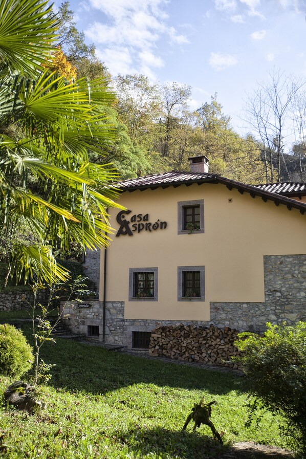Un edificio con fachada de piedra y un letrero que dice "Casa & Spa".