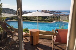 高级双人房 | 迷你吧、客房内保险箱、办公桌、笔记本电脑工作区