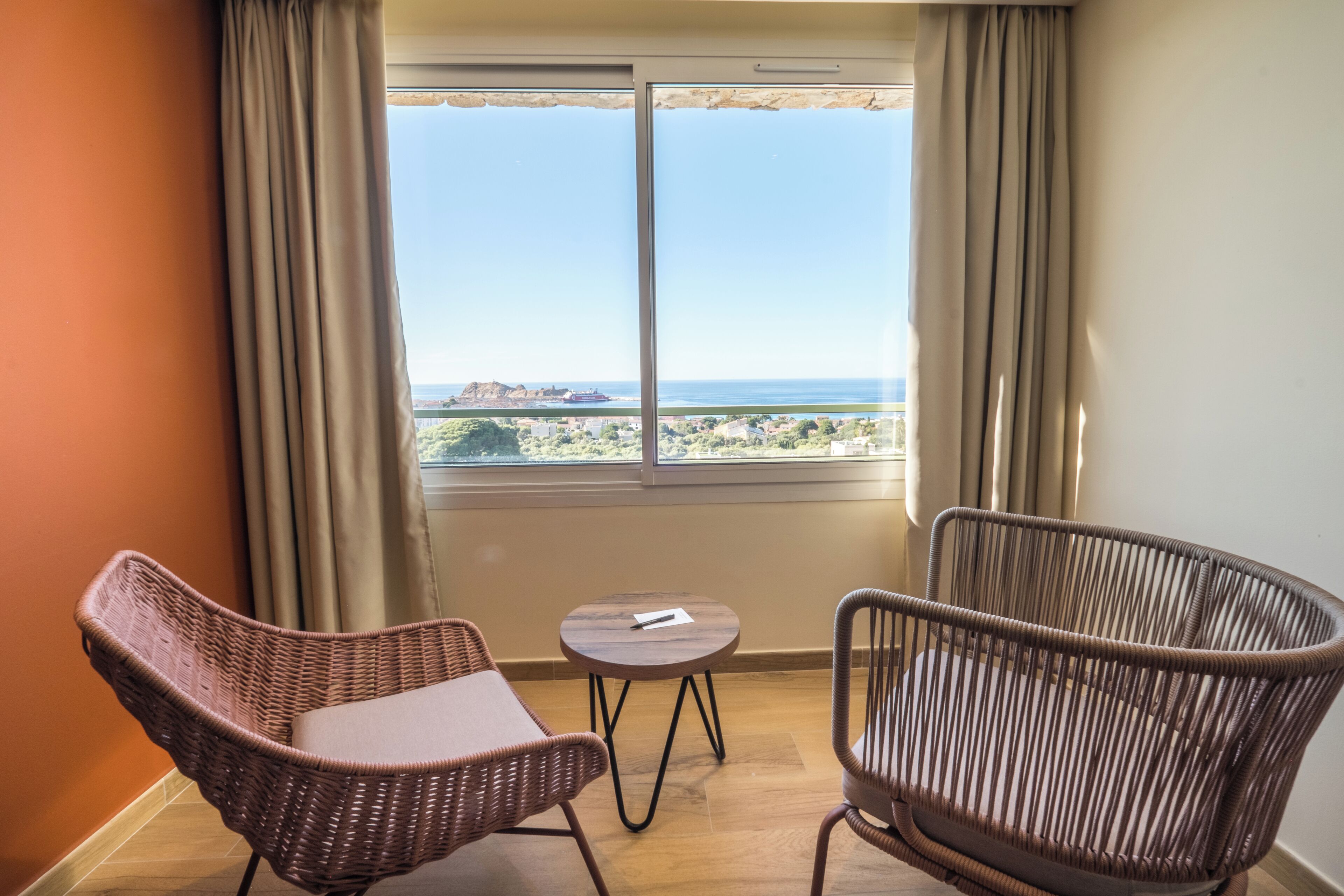 Chambre Cosy | Living area | Flat-screen TV