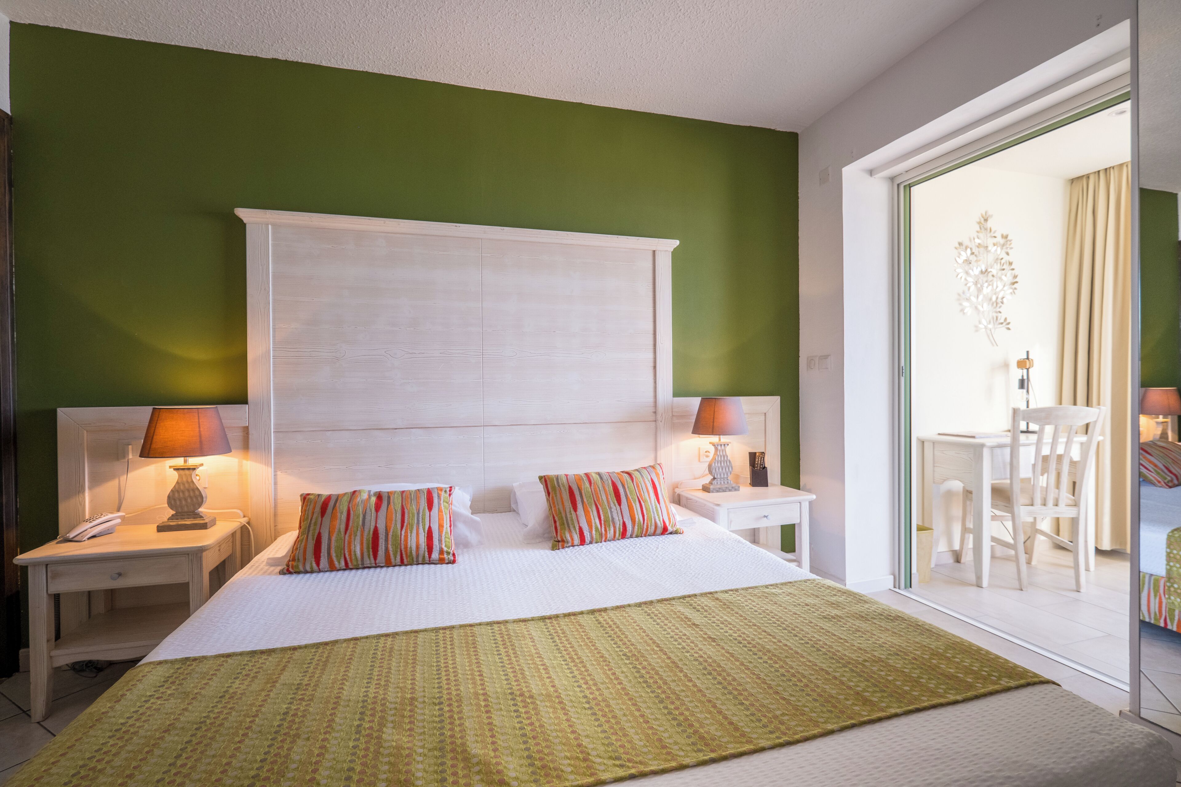 Chambre Double Supérieure | Minibar, coffres-forts dans les chambres, bureau