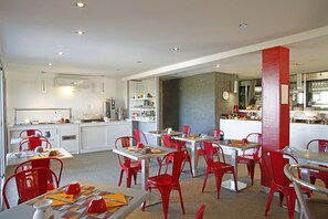 Desayuno buffet (EUR 17.00 por persona)