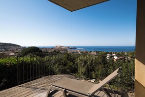 Habitación doble Confort | Minibar, caja de seguridad en la habitación y escritorio