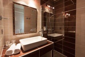 Comfort-Doppelzimmer | Badezimmer | Kostenlose Toilettenartikel, Haartrockner, Handtücher