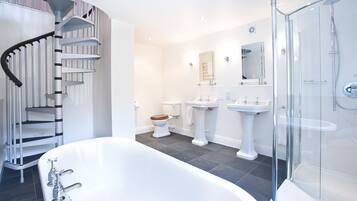 Executive-Doppelzimmer | Badezimmer | Kostenlose Toilettenartikel, Haartrockner, Bademäntel, Handtücher