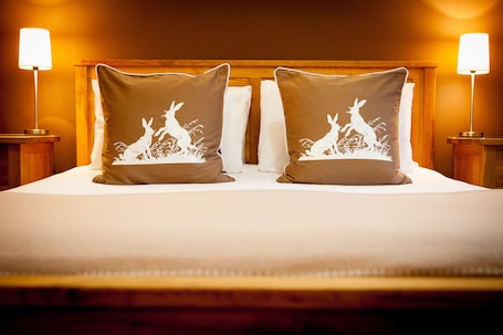 Escritorio, tabla de planchar con plancha, wifi gratis y ropa de cama